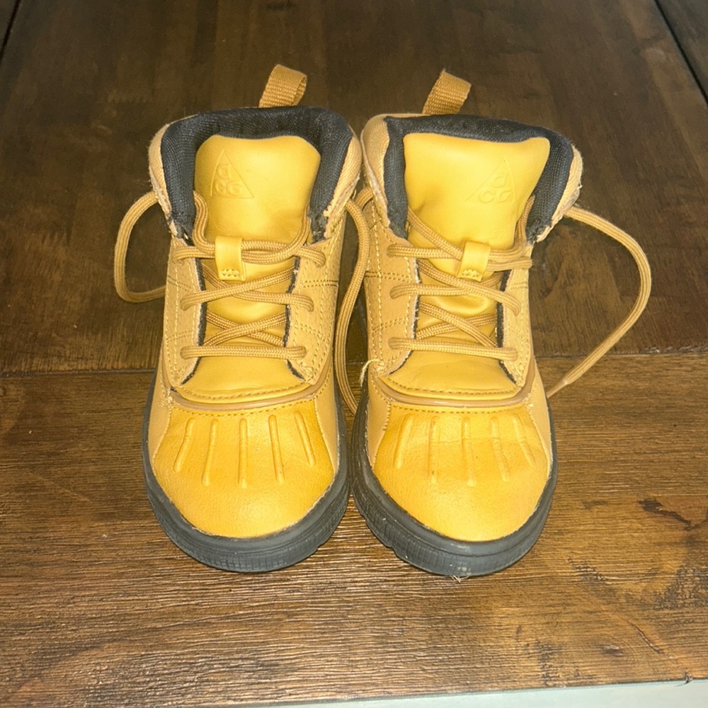 Nike Boots and Sweat shirt Bundle